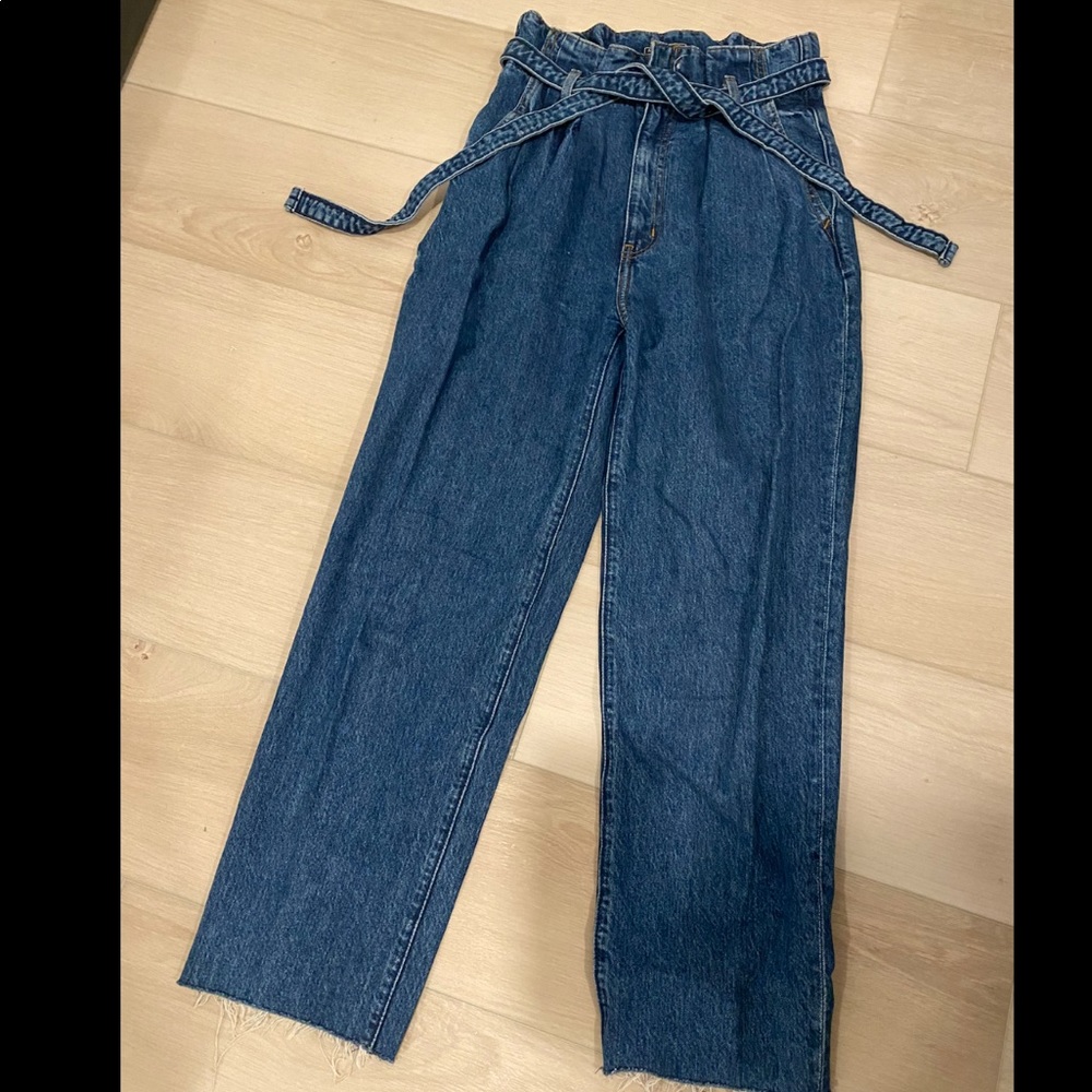 Straight leg Ankle jean with tie at the waist! Amazing condition great quality.